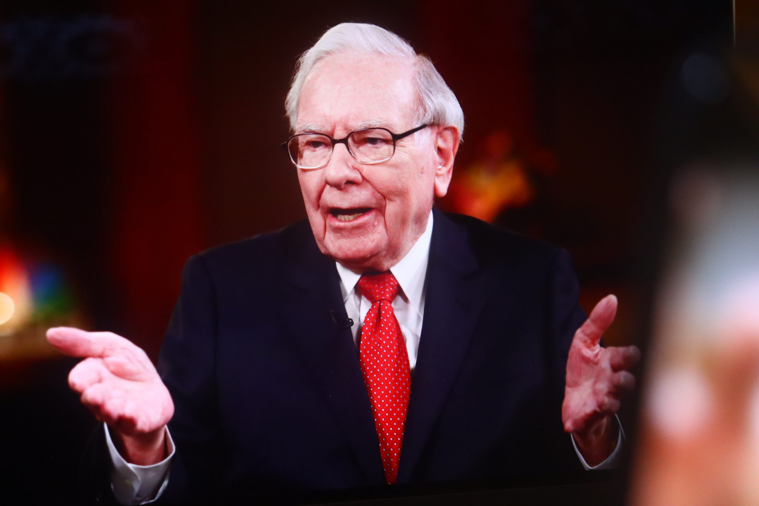 Warren Buffett, long-time CEO of Berkshire Hathaway, whose final shareholder letter offers key lessons for investors.